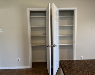 705 Kingsbridge Drive - Photo Thumbnail 11