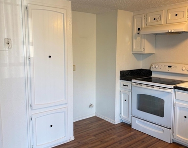 2126 Fleur De Lis Court - Photo Thumbnail 7