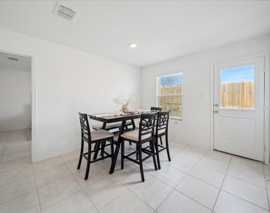 1005 Crestview Drive - Photo Thumbnail 11