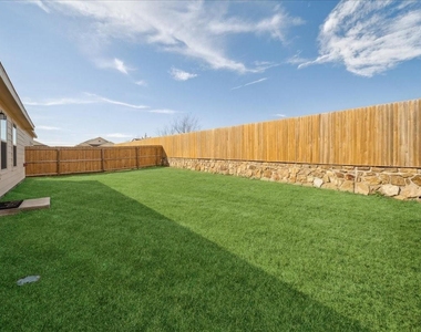 1005 Crestview Drive - Photo Thumbnail 13