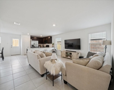 1005 Crestview Drive - Photo Thumbnail 6