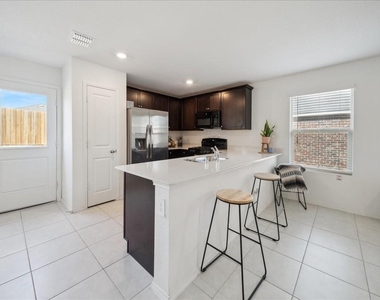 1005 Crestview Drive - Photo Thumbnail 9