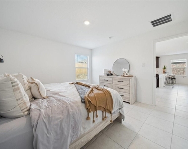 1005 Crestview Drive - Photo Thumbnail 4