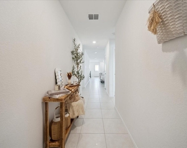1005 Crestview Drive - Photo Thumbnail 2