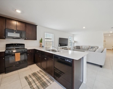 1005 Crestview Drive - Photo Thumbnail 8