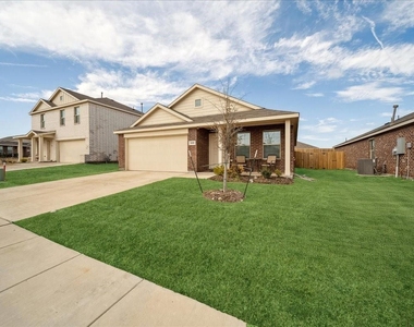 1005 Crestview Drive - Photo Thumbnail 1