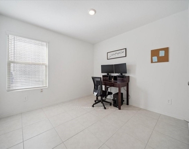 1005 Crestview Drive - Photo Thumbnail 12