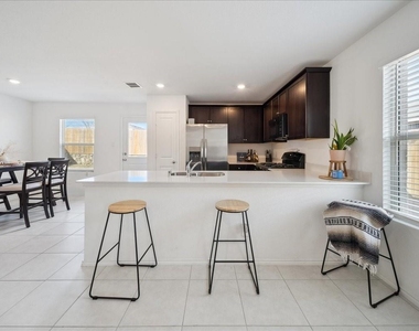 1005 Crestview Drive - Photo Thumbnail 10