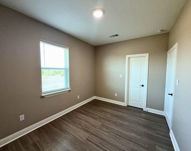 1001 Debby Court - Photo Thumbnail 22