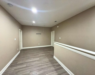 1001 Debby Court - Photo Thumbnail 8