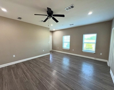 1001 Debby Court - Photo Thumbnail 4