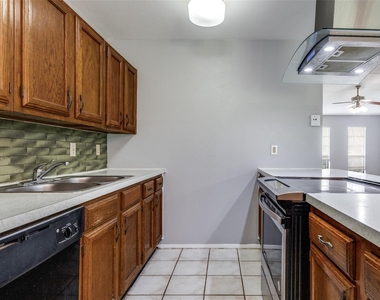 7504 Portman Avenue - Photo Thumbnail 5