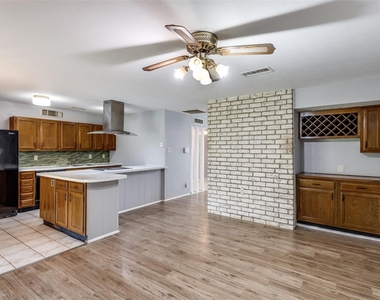 7504 Portman Avenue - Photo Thumbnail 3