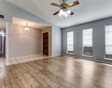 7504 Portman Avenue - Photo Thumbnail 2