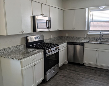 9201 Raymond Avenue - Photo Thumbnail 7