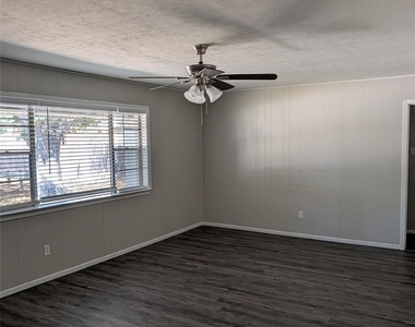 9201 Raymond Avenue - Photo Thumbnail 4