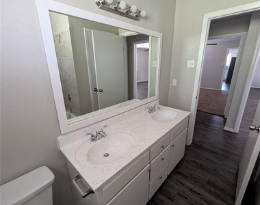 9201 Raymond Avenue - Photo Thumbnail 17