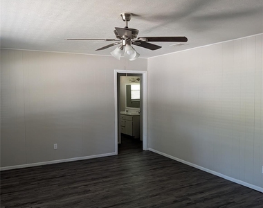 9201 Raymond Avenue - Photo Thumbnail 3