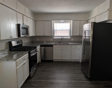 9201 Raymond Avenue - Photo Thumbnail 6