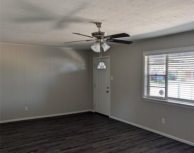9201 Raymond Avenue - Photo Thumbnail 2