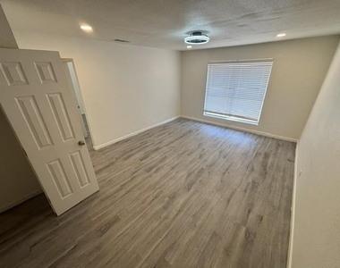 2637 W Randol Mill Road - Photo Thumbnail 8