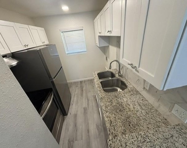 2637 W Randol Mill Road - Photo Thumbnail 6