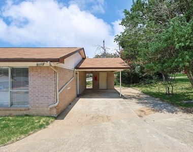 2637 W Randol Mill Road - Photo Thumbnail 5
