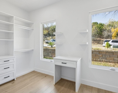 2415 Valley View Drive - Photo Thumbnail 12