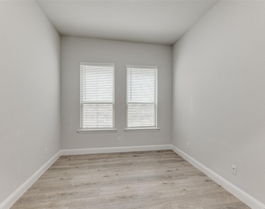4592 Refugio Drive - Photo Thumbnail 17