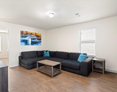 1604 Blue Jay Drive - Photo Thumbnail 3