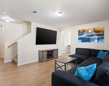 1604 Blue Jay Drive - Photo Thumbnail 4
