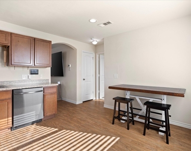 1604 Blue Jay Drive - Photo Thumbnail 14