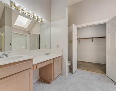 465 El Rio Drive - Photo Thumbnail 13