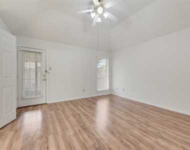 465 El Rio Drive - Photo Thumbnail 11