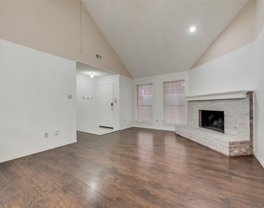 465 El Rio Drive - Photo Thumbnail 7
