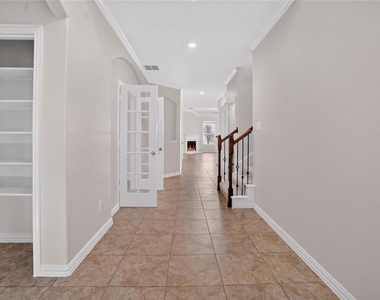 913 Avian Drive - Photo Thumbnail 4