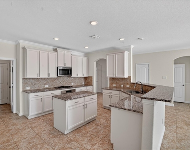 913 Avian Drive - Photo Thumbnail 8