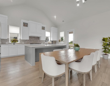 506 Lakeshore Boulevard - Photo Thumbnail 8