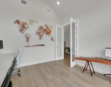 506 Lakeshore Boulevard - Photo Thumbnail 2