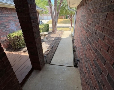 2710 Vistaview Drive - Photo Thumbnail 10