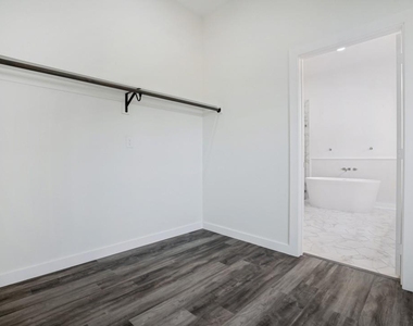 315 Lois Street - Photo Thumbnail 3