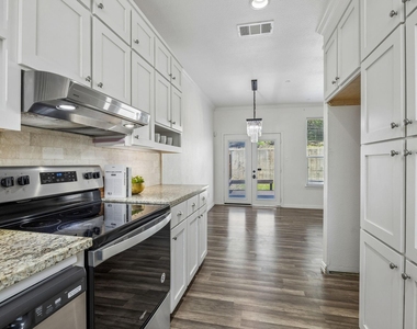2113 Parkview - Photo Thumbnail 3