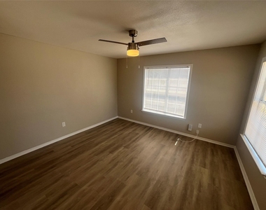 6814 Lockheed Avenue - Photo Thumbnail 2