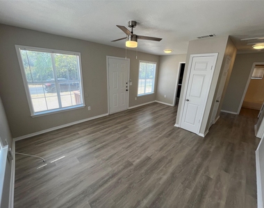 6814 Lockheed Avenue - Photo Thumbnail 3