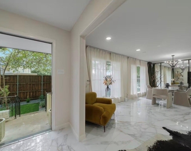 9003 Villa Park Circle - Photo Thumbnail 12