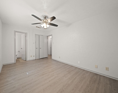 1108 N Elm Street - Photo Thumbnail 11