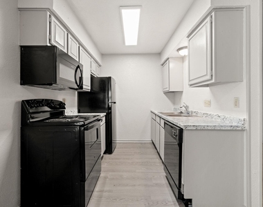 1108 N Elm Street - Photo Thumbnail 6