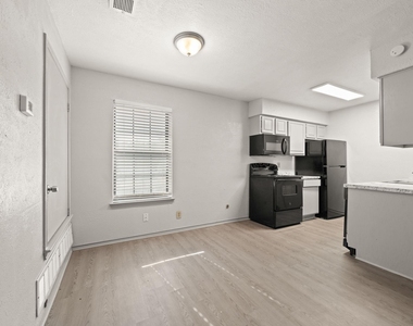 1108 N Elm Street - Photo Thumbnail 5