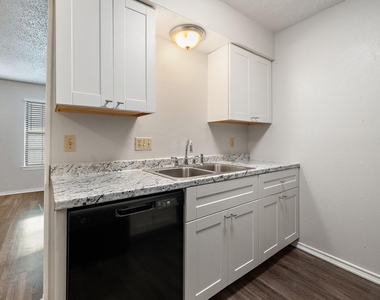 1108 N Elm Street - Photo Thumbnail 7