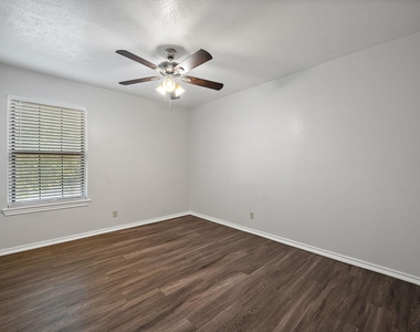 1108 N Elm Street - Photo Thumbnail 11